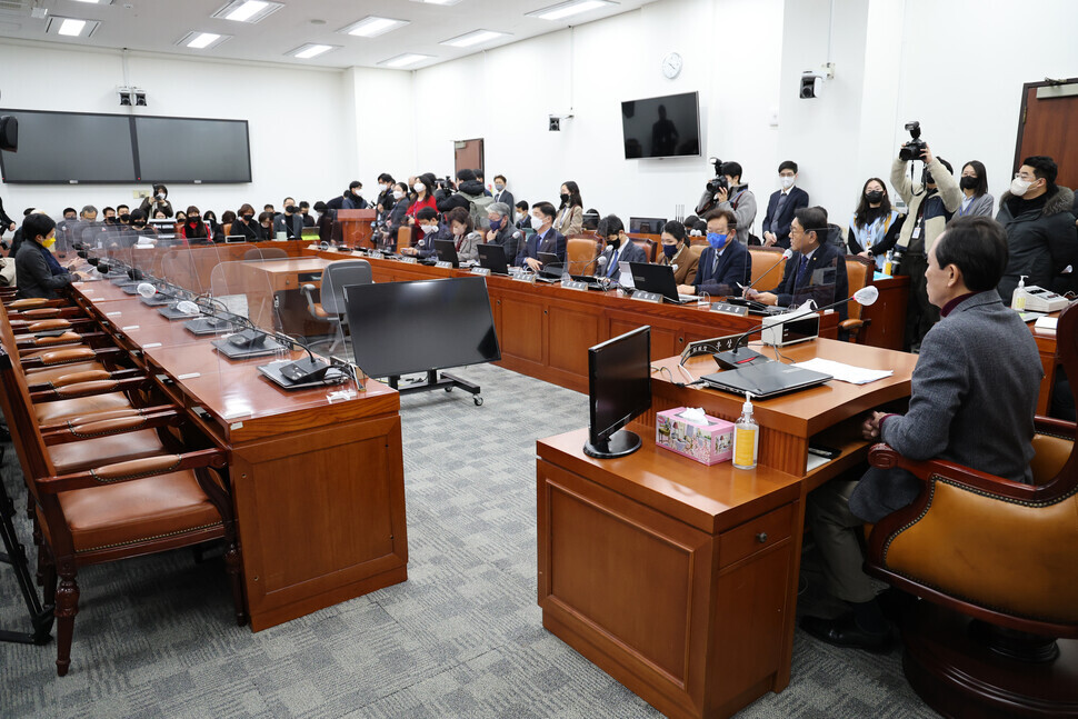 The seats of lawmakers from the People Power Party remain empty during the Dec. 1 roundtable with family members of victims killed in the Itaewon crowd crush in October. (Yonhap)