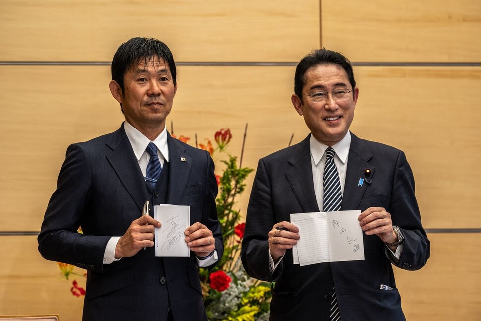 サッカー日本代表の森保一監督（左）が8日、東京の首相官邸で岸田文雄首相と署名を交わす. 新着