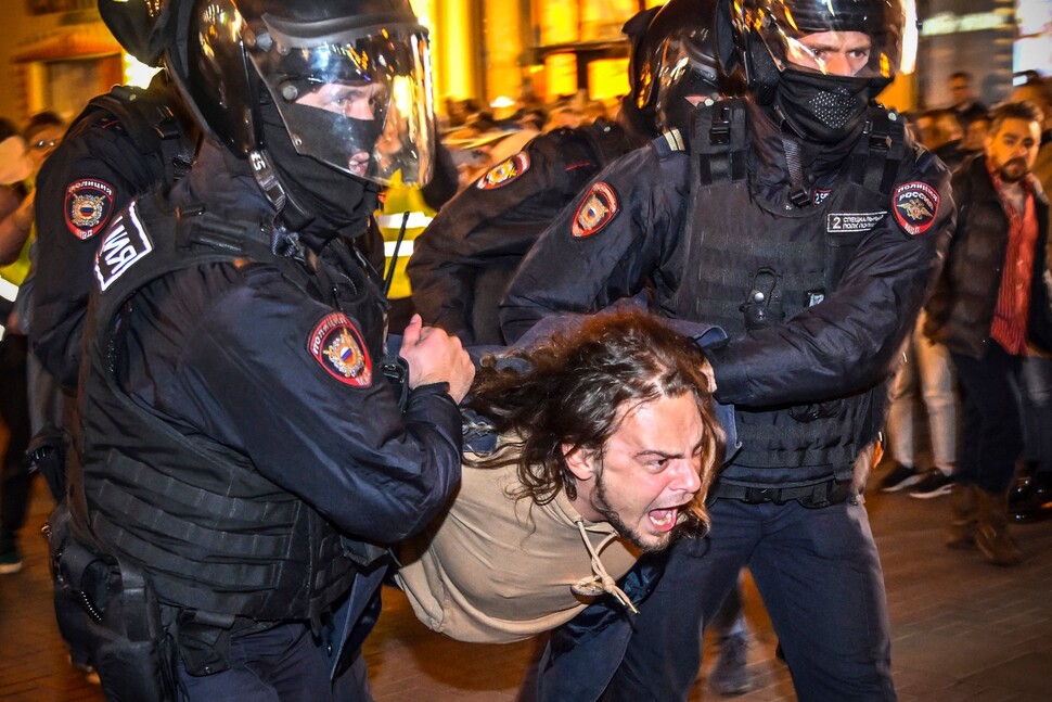 푸틴 대통령의 ‘예비군 동원령’에 반발한 러시아 청년이 9월21일(현지시각) 모스크바에서 시위를 벌이다 경찰에 연행되고 있다. 이날 동원령이 발표된 뒤 러시아 전역에서 1300명 넘는 시민이 항의시위를 벌이다 체포됐다.