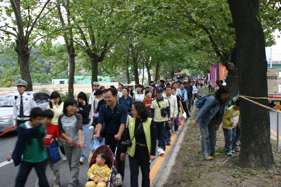 2007년 청주 플라타너스 가로수길을 지키기 위해 모인 시민들. 청주충북환경운동연합 제공