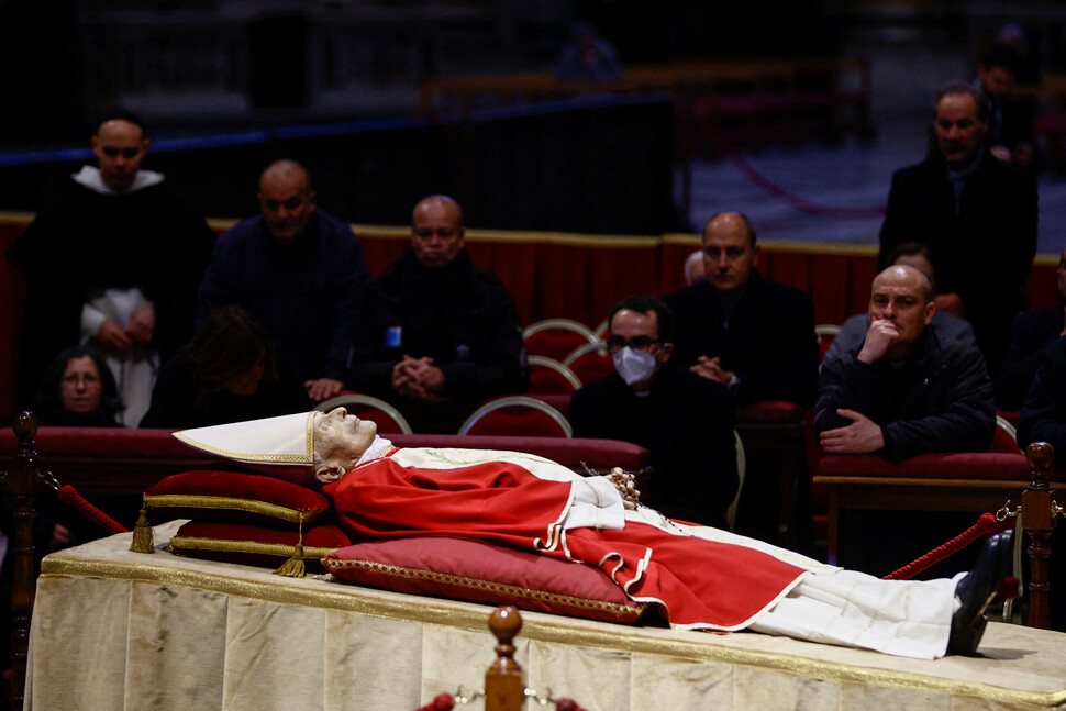 2023년 1월2일(현지시각) 바티칸 성베드로 대성전에 안치된 베네딕토 16세 전 교황. REUTERS 연합뉴스