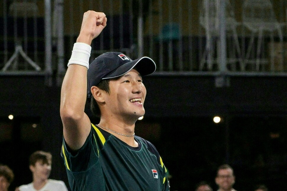 Kwon Soon-woo comemora após derrotar Roberto Bautista Agut (ESP) no ATP World Tour Adelaide Tour Final 2 realizado em Adelaide, Austrália no dia 14 (horário local).  Adelaide/AFP