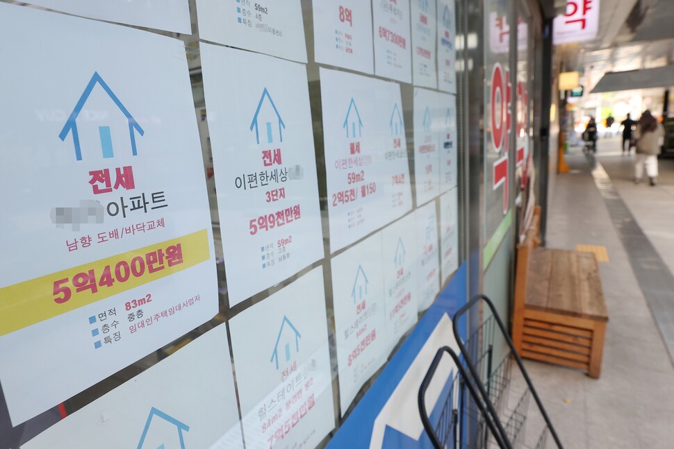 2022년 10월 서울 시내 한 부동산중개업소에 전세 매물 정보가 붙어 있다. 연합뉴스