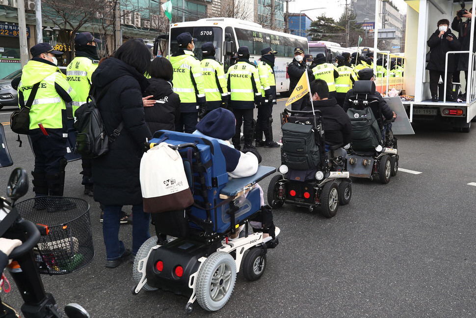 휠체어를 탄 활동가들이 19일 서울 서초구 남부터미널 인근에서 장애인 시외이동권 확보를 위한 행진을 하고 있다. 김혜윤 기자