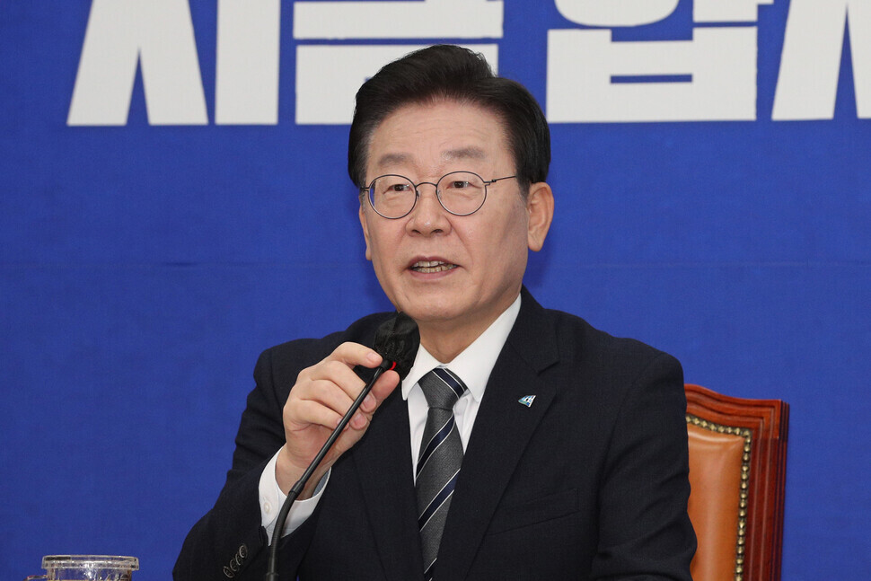 Lee Jae-myung, the leader of the top opposition Democratic Party, speaks at a press briefing held at the National Assembly in Seoul on Jan. 30. (Kim Bong-gyu/The Hankyoreh)