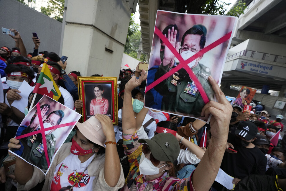 미얀마 군부 쿠데타 2주년을 맞은 2023년 2월1일(현지시각), 미얀마 접경국 태국의 수도 방콕의 미얀마 대사관 앞에서 미얀마인들이 아웅산 수치의 석방과 민 아웅 흘라잉 미얀마군 사령관 겸 총리의 퇴진을 요구하는 시위를 벌이고 있다. AP 연합뉴스