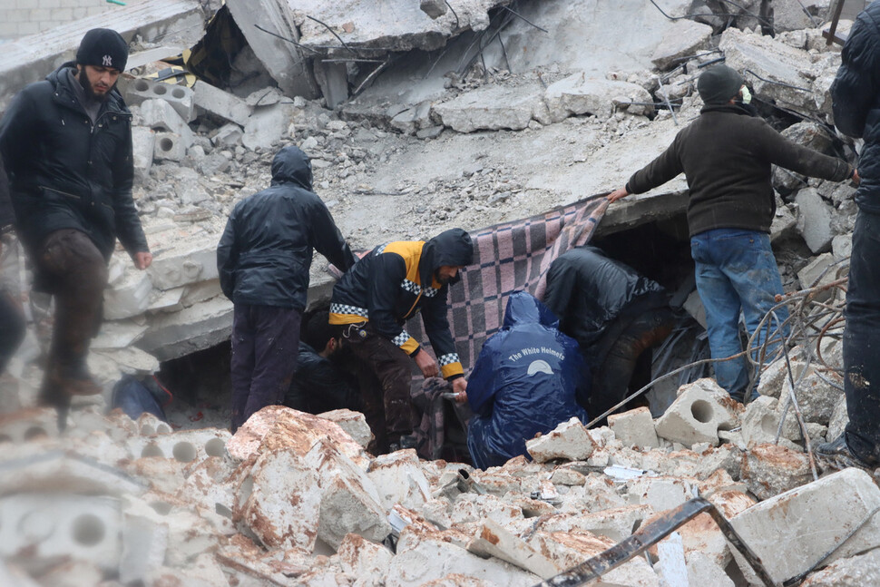 6일(현지시각) 시리아 알아타리브에서 지진으로 무너진 건물 잔해를 시민방위대 등이 수색하고 있다. 로이터 연합뉴스
