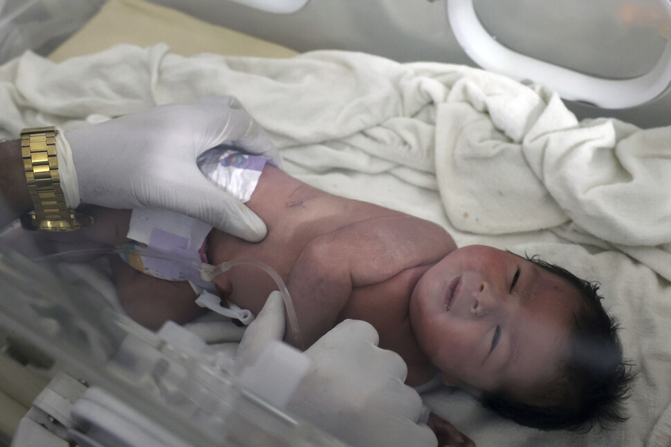 7일(현지시각) 시리아 북부의 한 가정집 잔해에서 출생 직후 구조된 신생아가 아프린의 한 병원으로 옮겨져 치료받고 있다. 알레포/AP 연합뉴스