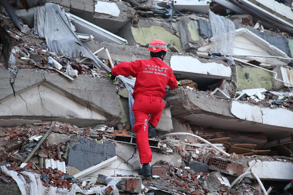 A rescue worker looks through the rubble for survivors in Kahramanmaras, Türkiye, in the wake of a 7.8 magnitude quake that rocked the central area of the country. (Xinhua/Yonhap)