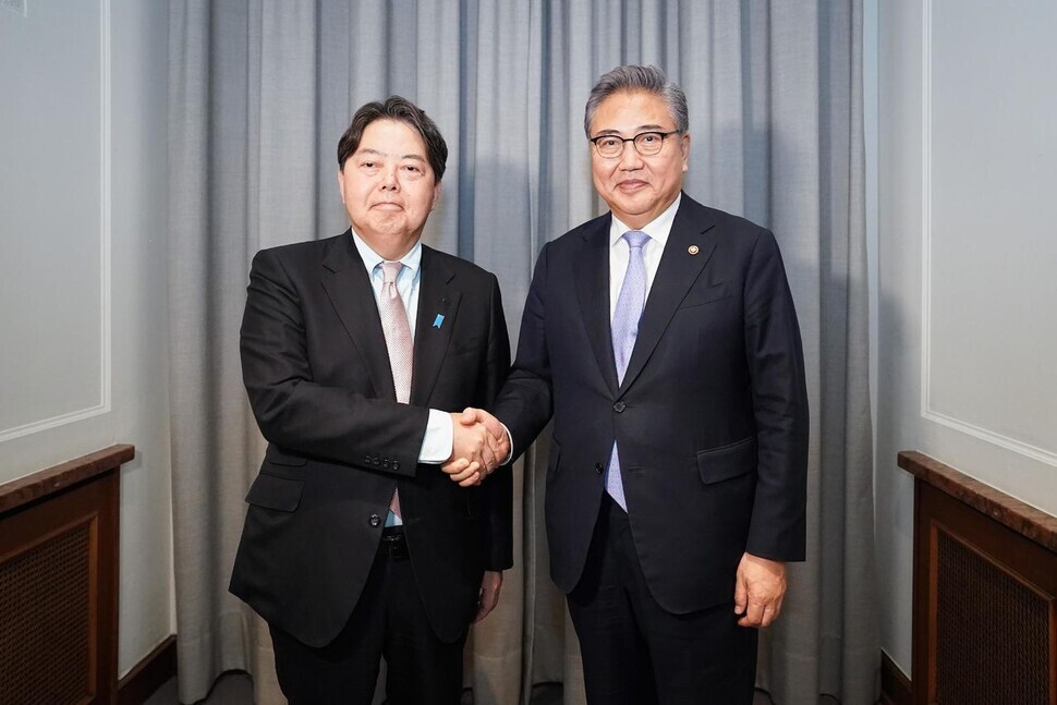 South Korean Foreign Minister Park Jin (right) poses for a photo with Japanese Foreign Minister Yoshimasa Hayashi on Feb. 18 at the Munich Security Conference. (courtesy of the ROK MOFA)