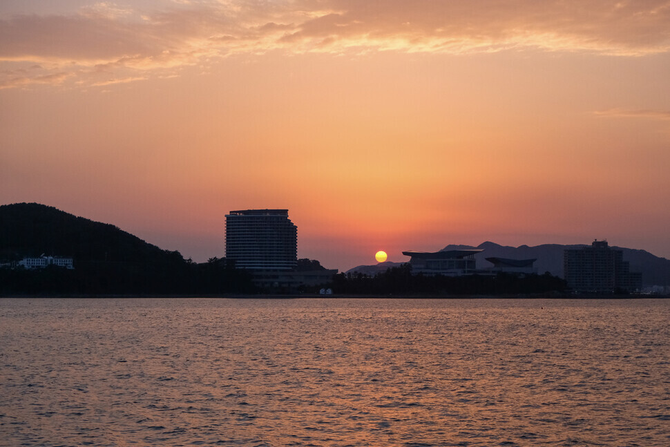 The sun sets along the horizon off Tongyeong’s shore. (courtesy of Baek Mun-yeong)
