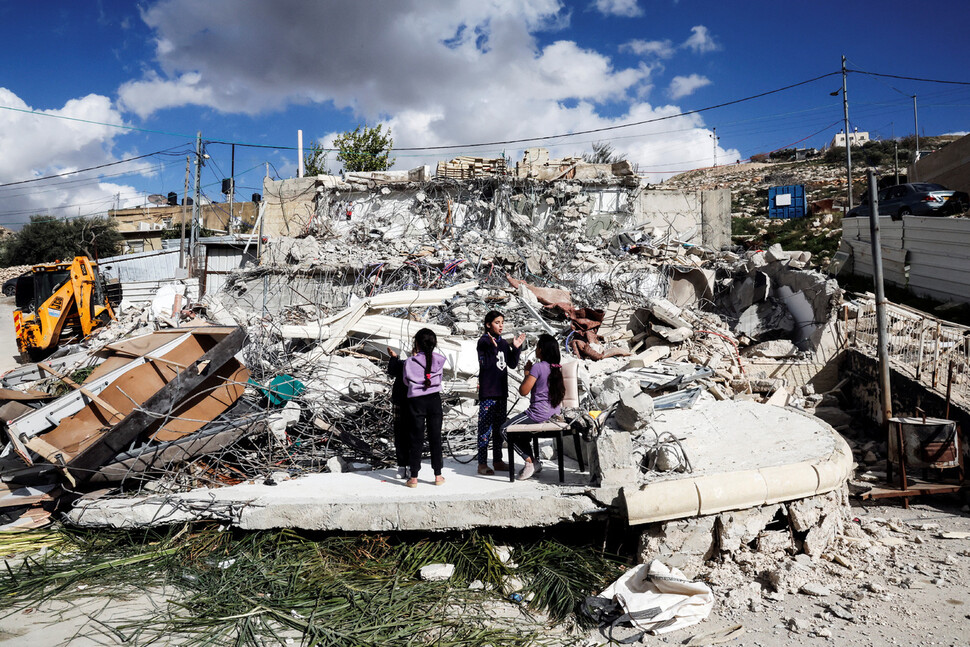 2023년 1월30일(현지시각) 팔레스타인 자치령인 동예루살렘의 한 마을에서 팔레스타인 어린이들이 이스라엘 당국의 강제철거로 무참히 파괴된 집터의 잔해 더미에서 놀고 있다. REUTERS 연합뉴스