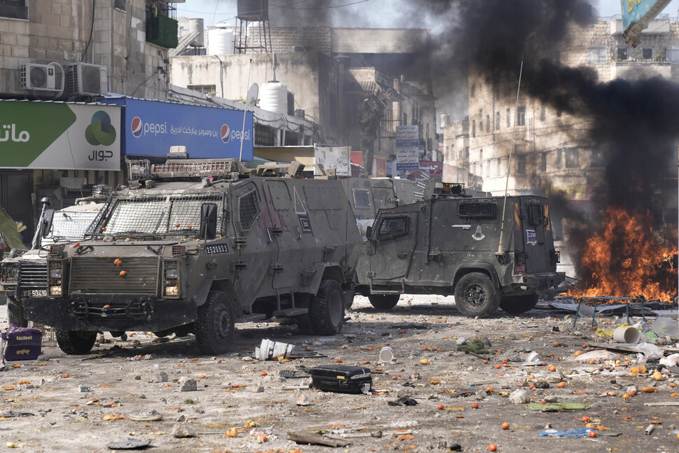 2023년 2월22일(현지시각) 이스라엘 요르단강 서안의 팔레스타인 도시 나블루스에서 이스라엘군이 수색작전을 벌이던 중 팔레스타인 무장세력과 충돌하면서 최소 10명이 숨지고 수십명이 다쳤다. AP 연합뉴스
