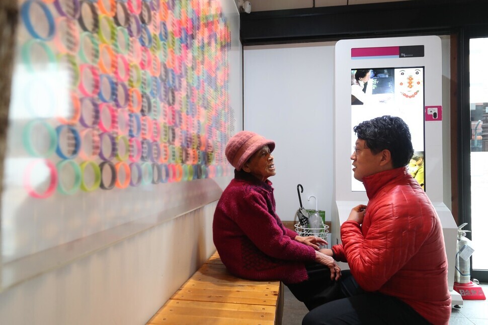 Park Pil-geun speaks with Seo Hyeok-sin, the president of the Daegu Citizens’ Forum for Halmuni, a group that advocates for former “comfort women,” at the Museum of Military Sexual Slavery by Japan in Daegu. (Park Jong-shik/The Hankyoreh)