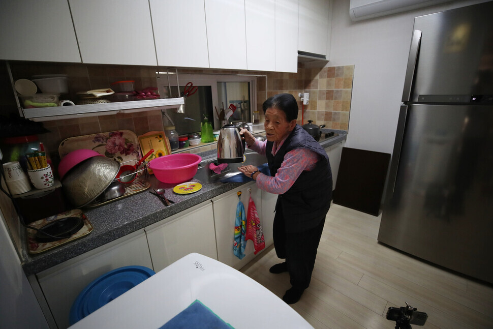Park Pil-geun prepares a pot of tea for visitors at her home in northern Pohang. (Baek So-ah/The Hankyoreh)