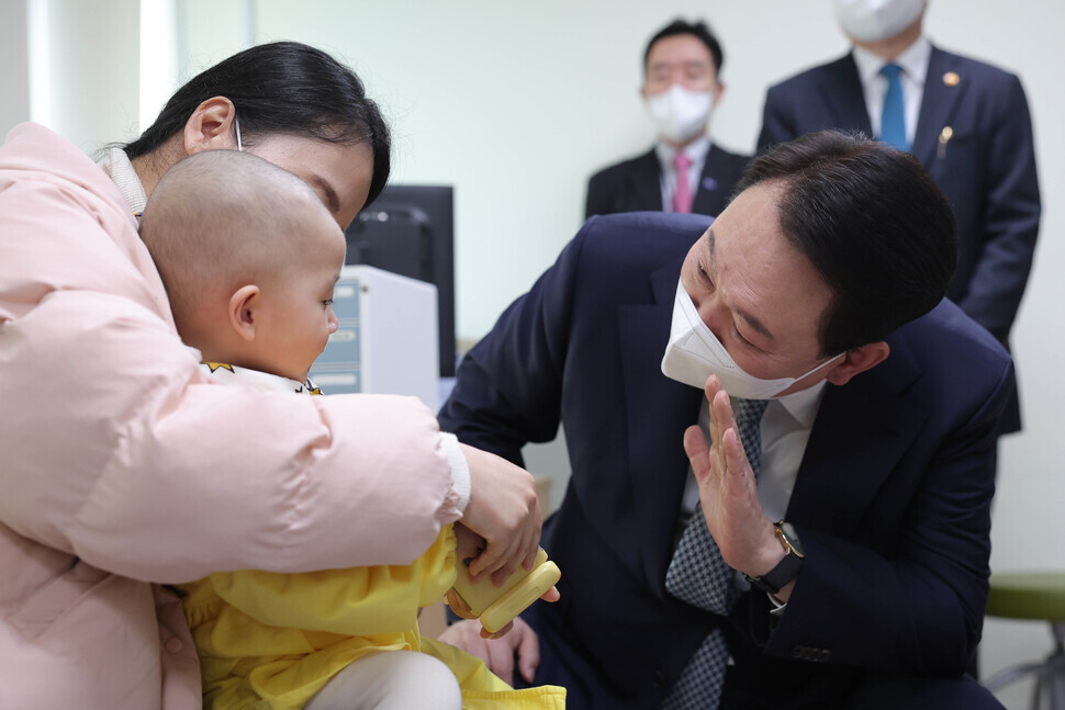 President Yoon Suk-yeol pays a visit to the SNU Children’s Hospital in Seoul on Feb. 22. (Yoon Woon-sik/The Hankyoreh)