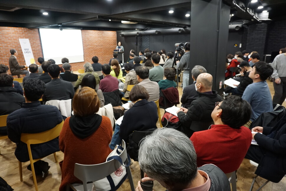 7일 오후 서울 종로구 동숭동 공공그라운드 001스테이지에서 노동-시민사회 연대 ‘솔라시(Sollaci, Solidarity of Labor and Civic Society)'의 시작을 알리는 ‘여는 포럼’을 개최했다. 70여명의 참석자들이 발제자의 이야기에 귀기울이고 있다.