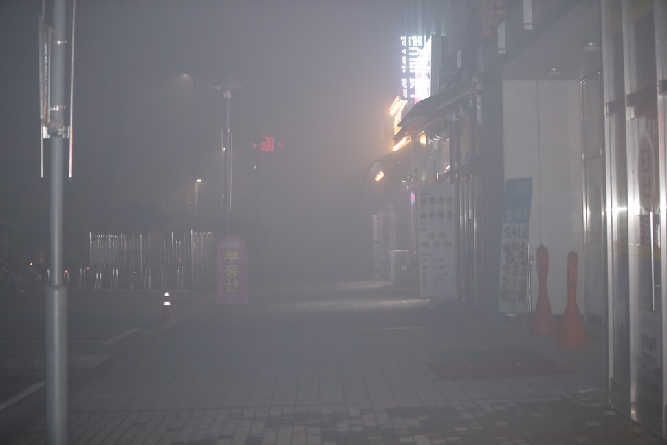 12일 오후 10시 9분께 한국타이어 대전공장에서 난 불로 인근 아파트 단지에 연기가 자욱하게 퍼져 있다. 지금까지 연기 흡입 등으로 작업자 등 11명이 병원으로 옮겨졌다. 강한 바람과 함께 안개와 매캐한 연기가 공장 인근까지 심하게 퍼져 인근 아파트에서는 주민들에게 대피 안내 방송을 하기도 했다. 소방당국은 대응 2단계를 발령하고 장비 66대와 소방 인력 198명 등을 투입해 진화작업을 벌이고 있다. 대전/연합뉴스