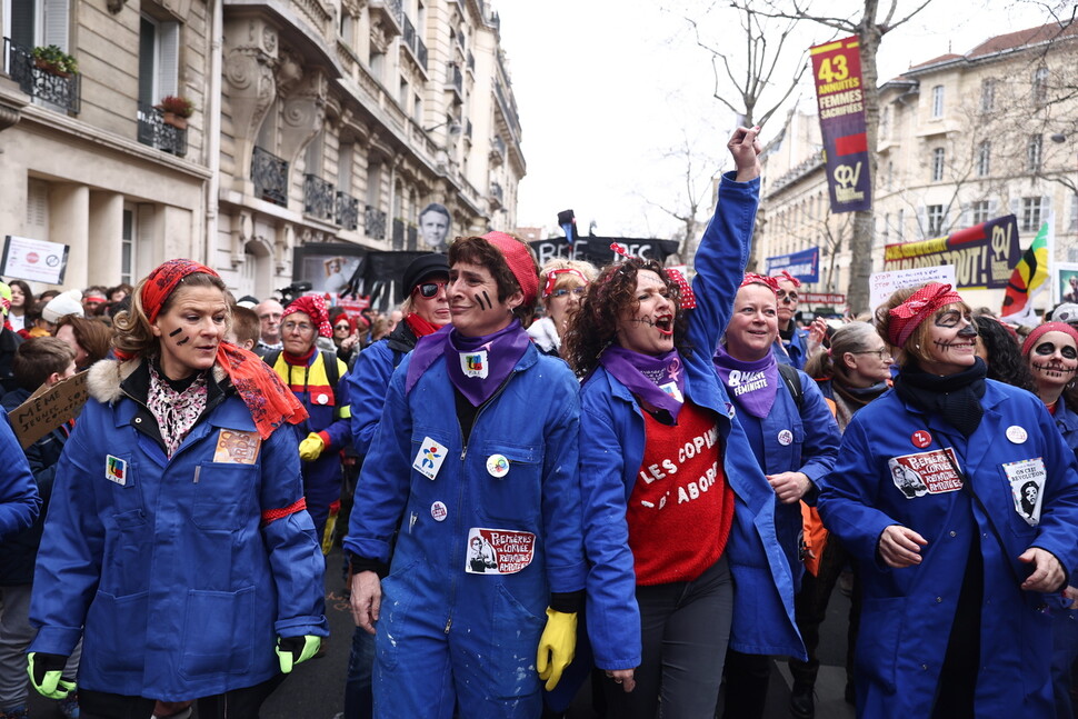 지난 7일 프랑스 파리에서 파란색 작업복을 입은 시위대가 프랑스 정부의 연금개혁에 반대하는 시위를 벌이고 있다. EPA 연합뉴스