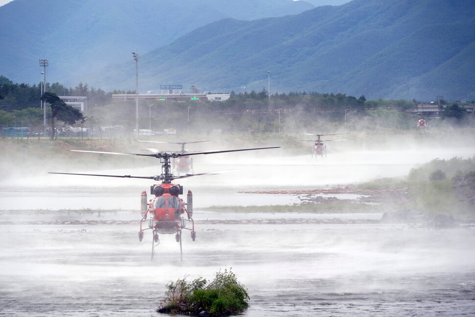 지난해 5월31일 경남 밀양 산불 진화에 나선 산림청 헬기들이 하천에서 방화수를 담고 있다. 산림청