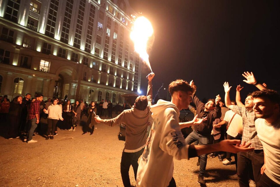 14일(현지시각) 이란 수도 테헤란에서 시민들이 불을 피우고 춤을 추며 ‘차하르샨베 수리’ 축제를 즐기고 있다. 테헤란/AFP 연합뉴스