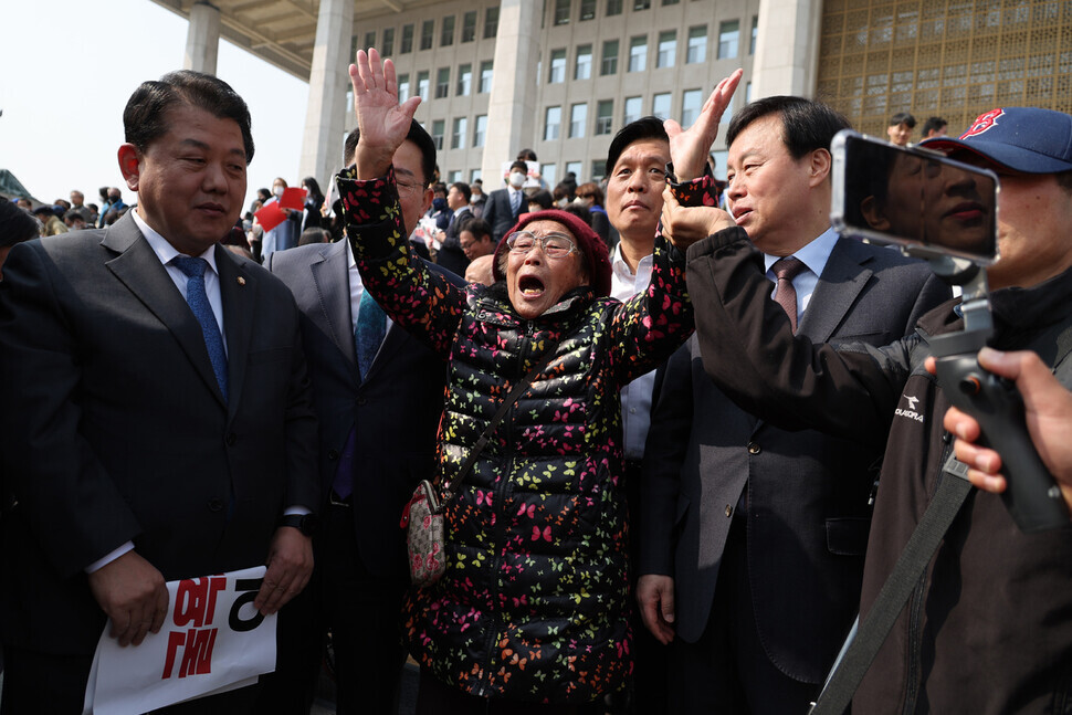 Yang Geum-deok, a victim of Japan’s forced mobilization, speaks at an event denouncing the government’s plan for compensating victims like her on March 7. (Kang Chang-kwang/The Hankyoreh)