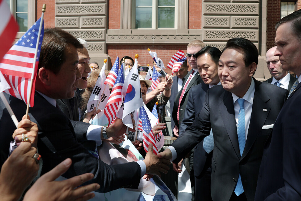 President Yoon Suk-yeol of South Korea greets Korean Americans outside the Blair House, where he is staying during his trip to Washington. (Yoon Woon-sik/The Hankyoreh)