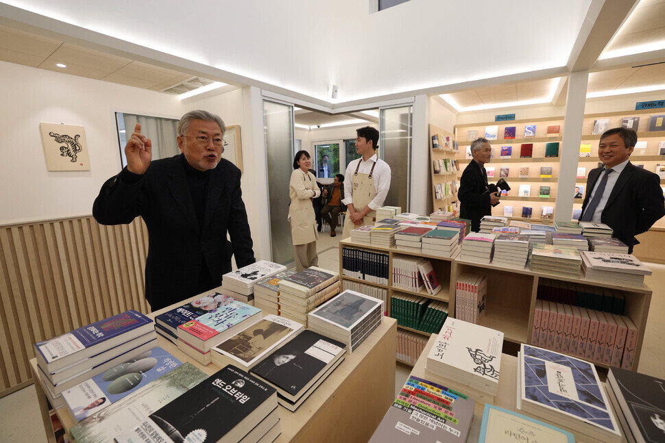 Former President Moon Jae-in speaks to staff at his bookshop in Pyeongsan, a village in the South Gyeongsang Province city of Yangsan on April 25. (Baek So-ah/The Hankyoreh)