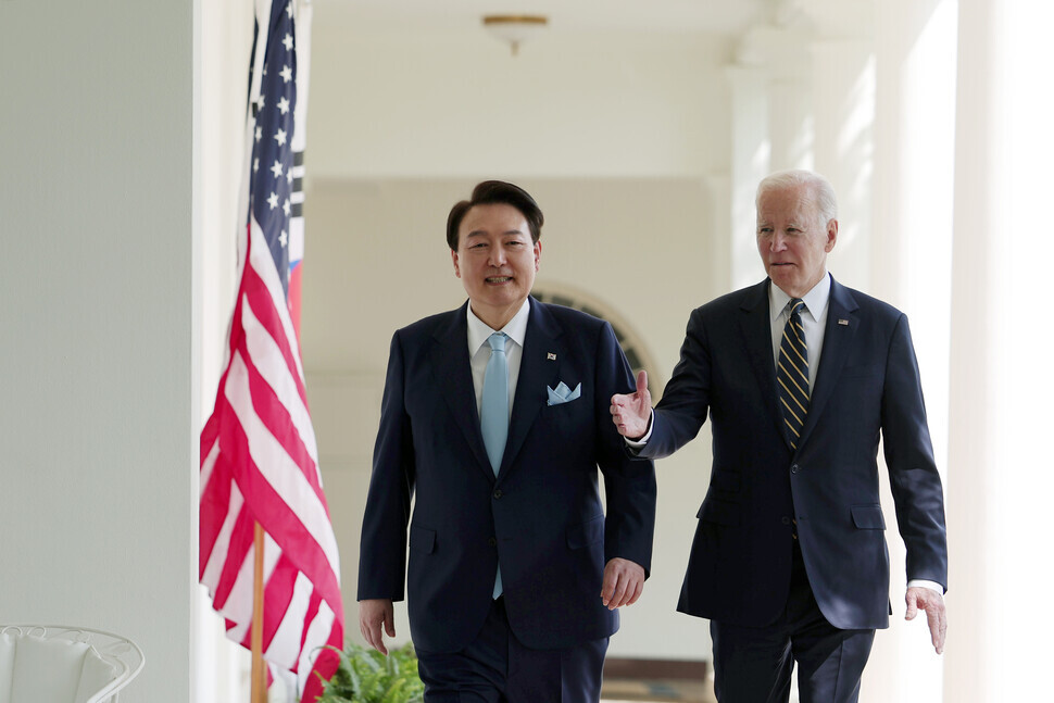 President Yoon Suk-yeol of South Korea walks with President Joe Biden of the US along a corridor of the White House ahead of their summit on April 26. (Yonhap)