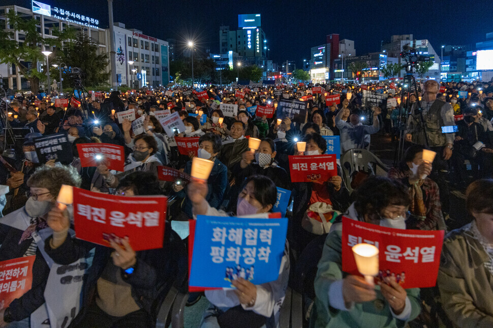 Participants in the prayer meeting held in May 18 Democracy Square in Gwangju, outside the former provincial office, hold up signs and chant. (Park Seung-hwa/The Hankyoreh)