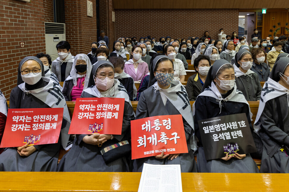 Nuns participating in a prayer meeting by the CPAJ hold signs reading, “Safety for the weak; Justice for the strong,” and “Calling for contrition from the president,” during the sermon on April 24 in Suwon’s Seongnam-dong Cathedral. (Park Seung-hwa/The Hankyoreh)