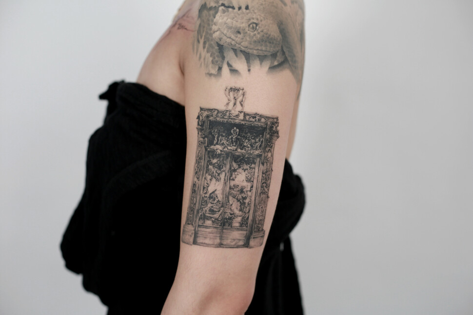단테의 <신곡>을 주제로 한 오귀스트 로댕의 ‘지옥문’을 타투로 그렸다. 김도윤 제공