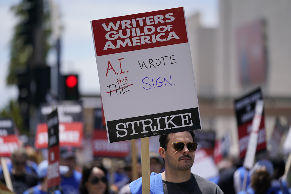5월2일 로스앤젤레스 할리우드 폭스영화사 앞에서 미국 작가노조(WGA) 조합원들이 인공지능 글쓰기에 반대하는 피켓 시위를 벌이고 있다. 작가노조는 이날 16년 만의 파업에 돌입했다. 할리우드/AP 연합뉴스
