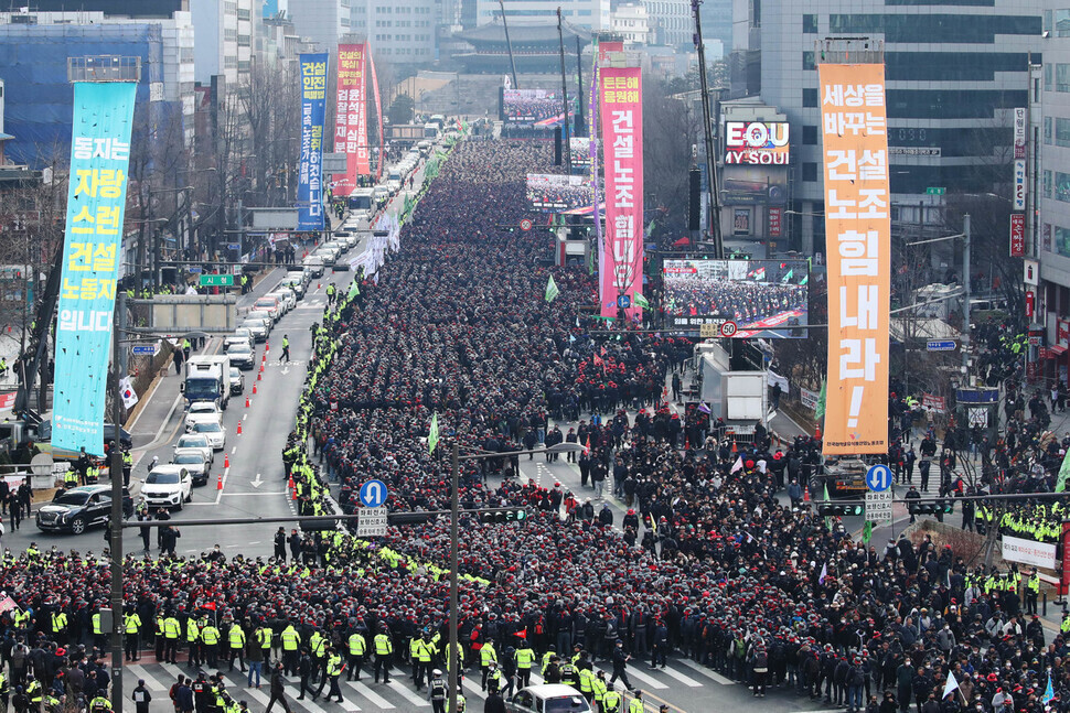Participants in a massive rally by members of the Korean Construction Workers Union fill the streets of downtown Seoul on Feb. 28 to condemn persecution of the union by the Yoon administration. (Baek So-ah/The Hankyoreh)