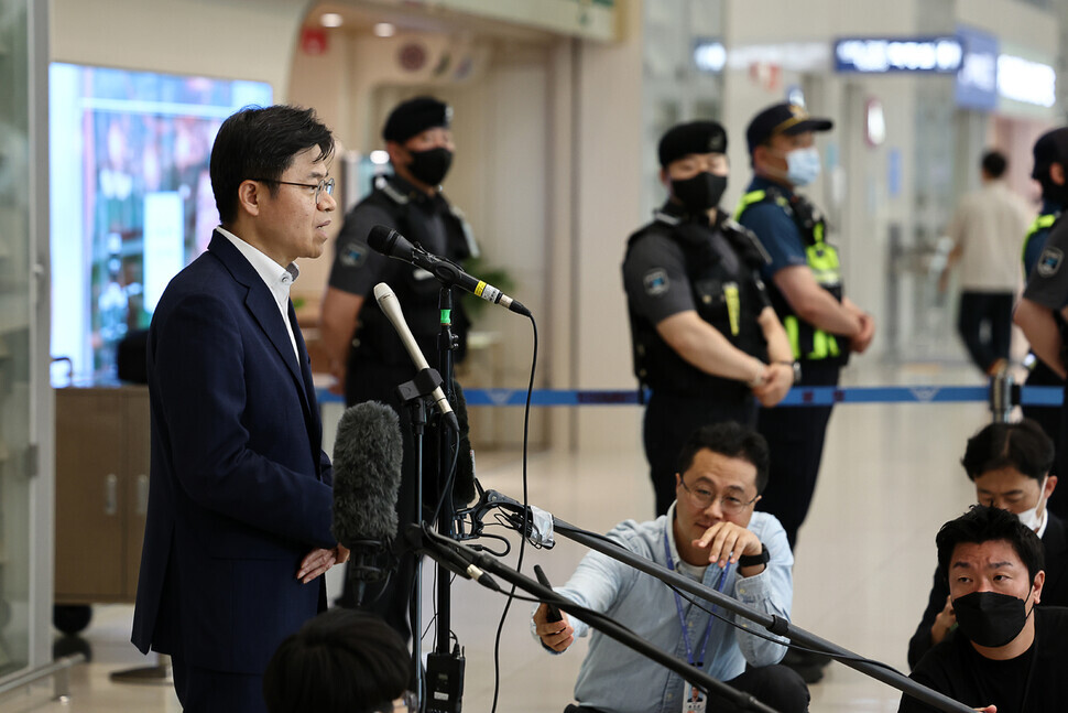 Yoo Guk-hee, the chairperson of the Nuclear Safety and Security Commission, who headed the expedition of Korean experts to inspect the Fukushima nuclear power plant, speaks to reporters after returning from Japan on May 26. (Yonhap)