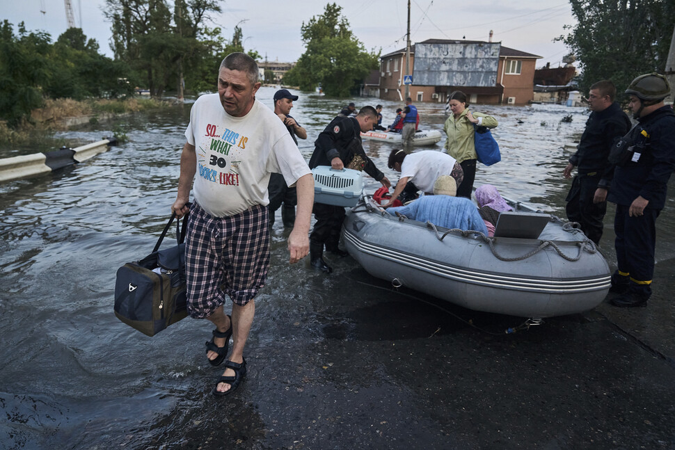 Los residentes evacuan un área inundada en Kherson, Ucrania.  AP Yonhap Noticias