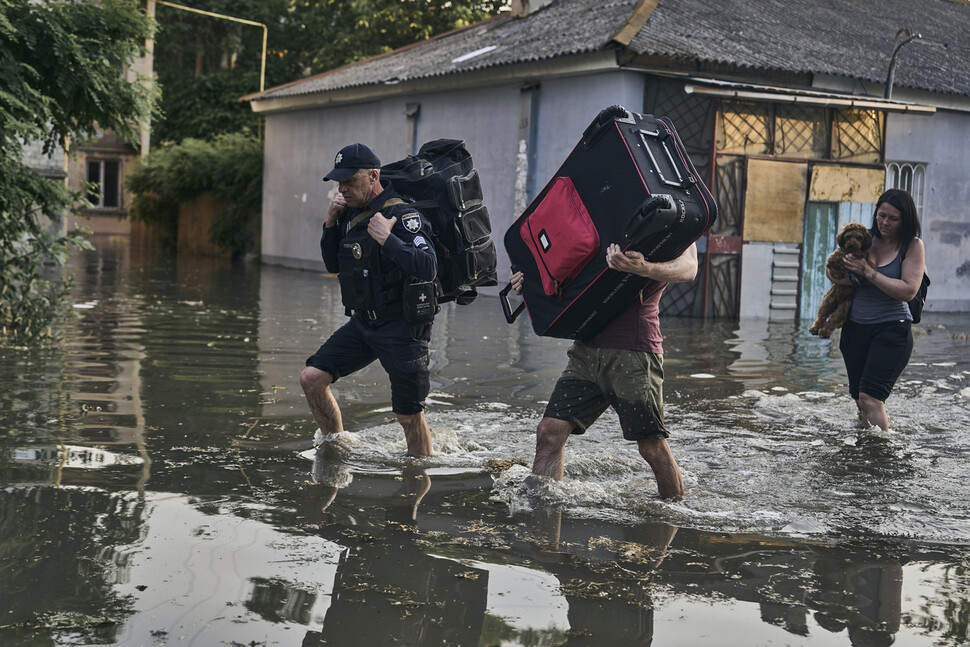 Residentes evacuados del área inundada en Kherson, Ucrania AP Yonhap News