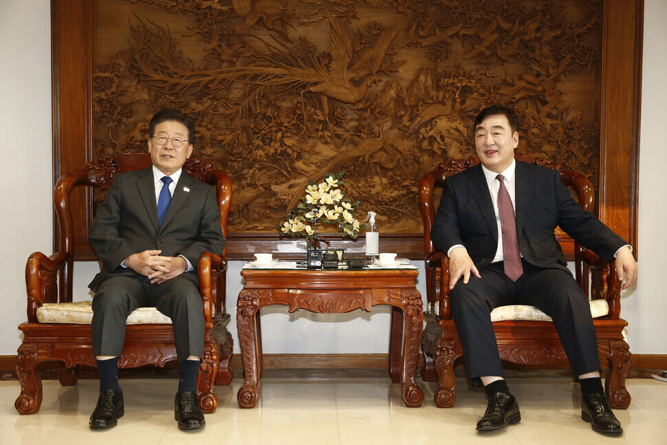 Lee Jae-myung, leader of the Democratic Party, sits with Ambassador Xing Haiming, China’s envoy to South Korea, at the latter’s residence in Seoul on June 8. (pool photo)