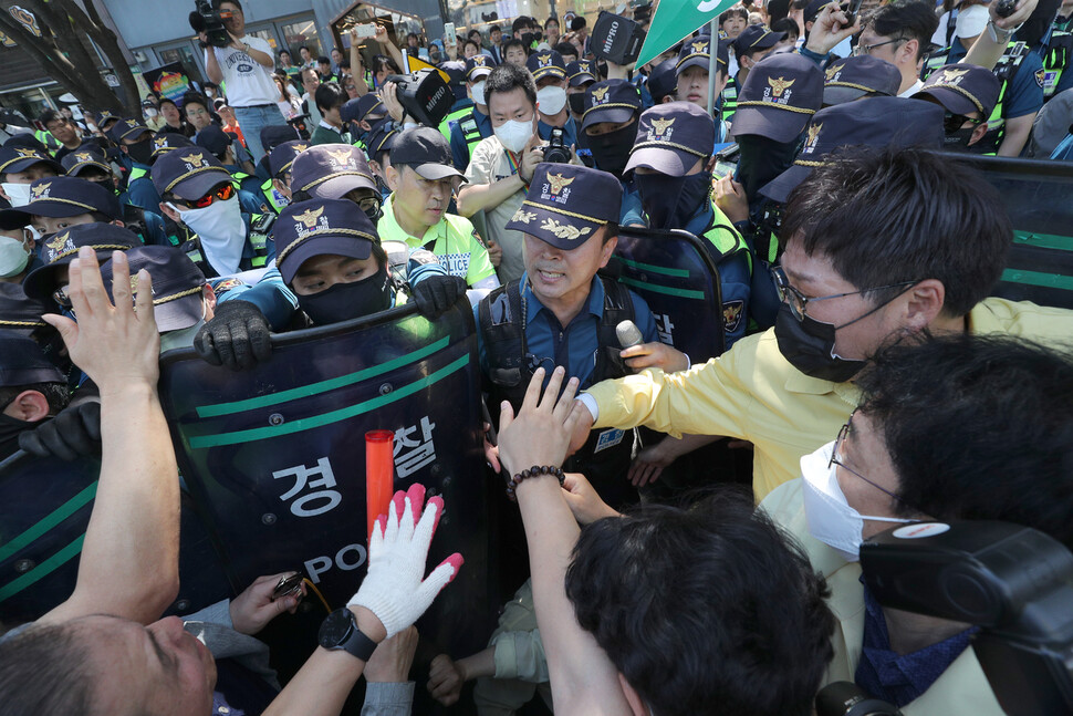 2023년 6월17일 대구 중구 대중교통전용지구에서 퀴어문화축제 개최를 둘러싸고 경찰과 공무원이 대치하는 유례없는 상황이 펼쳐졌다. 연합뉴스