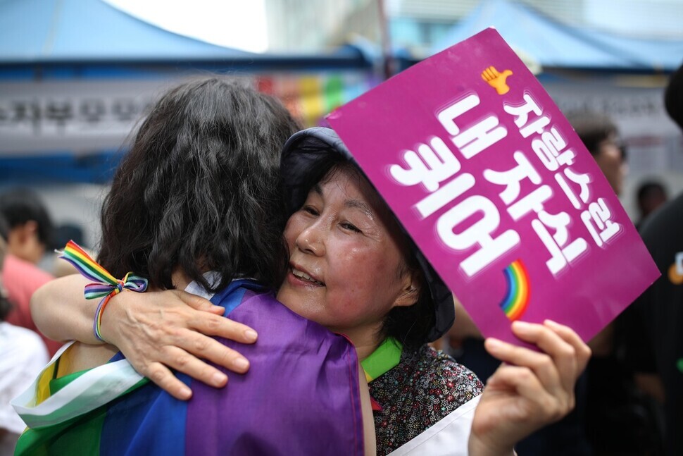 A member of Parents, Families and Allies of LGBTAIQ+ People in Korea hugs a Pride-goer. (Kim Bong-gyu/The Hankyoreh)