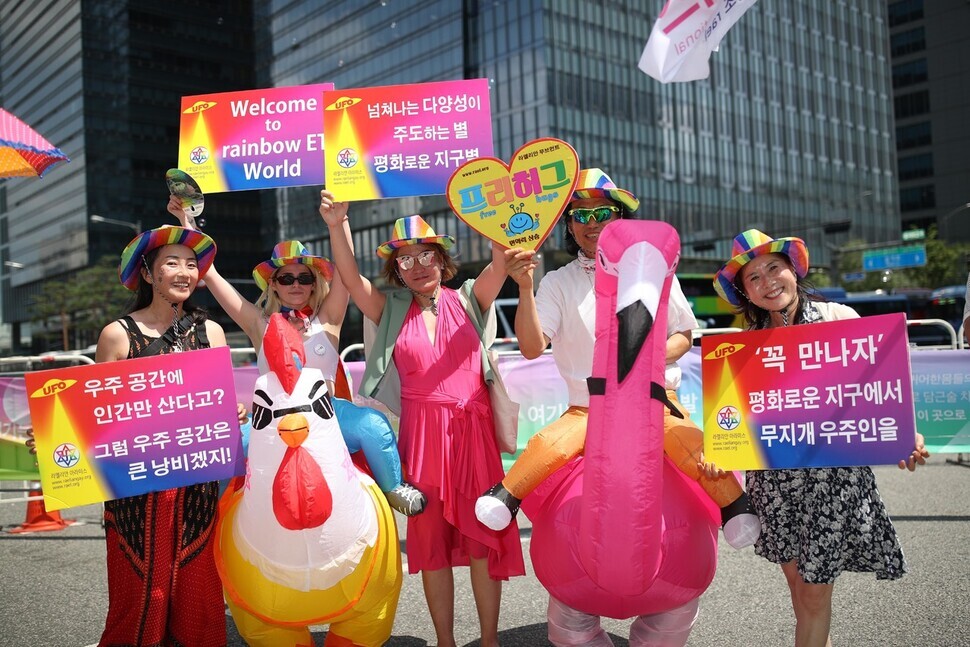 Participants in the Seoul Queer Culture Festival on July 1 pose for a photo. (Kim Bong-gyu/The Hankyoreh)