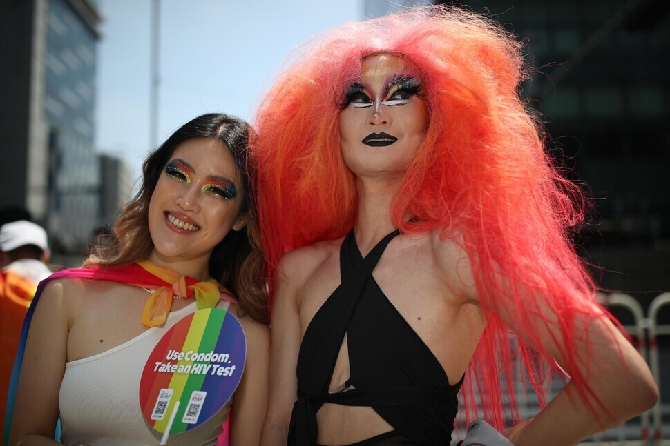 SQCF-goers pose for a photo at Seoul’s Pride event. (Kim Bong-gyu/The Hankyoreh)