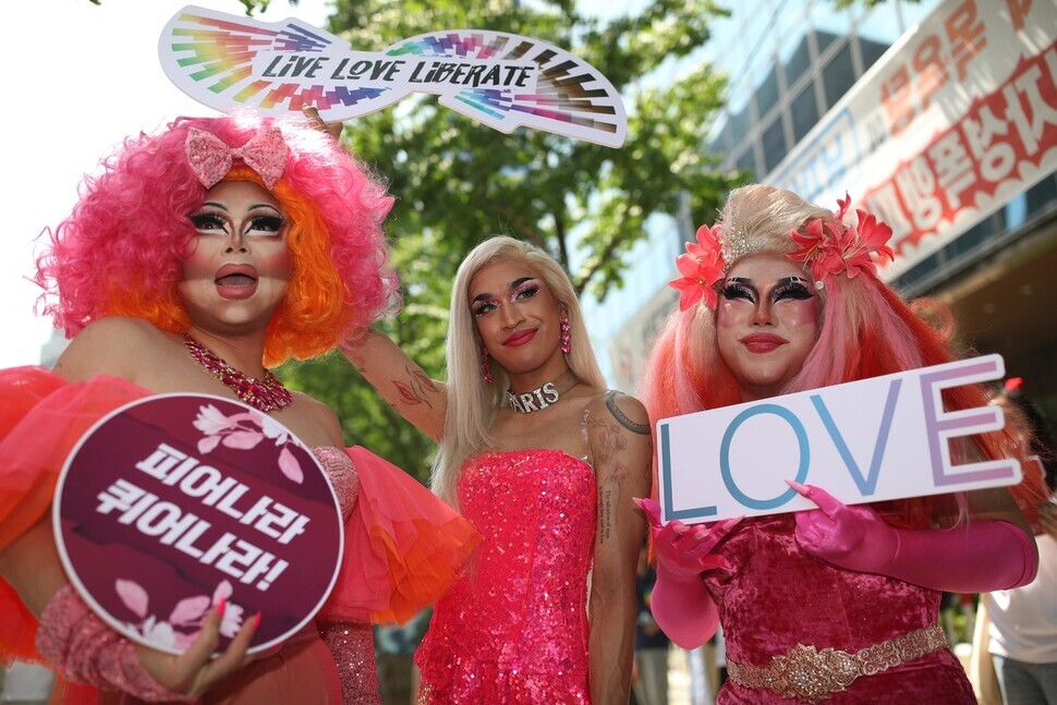 Participants in the Seoul Queer Culture Festival on July 1 pose for a photo. (Kim Bong-gyu/The Hankyoreh)