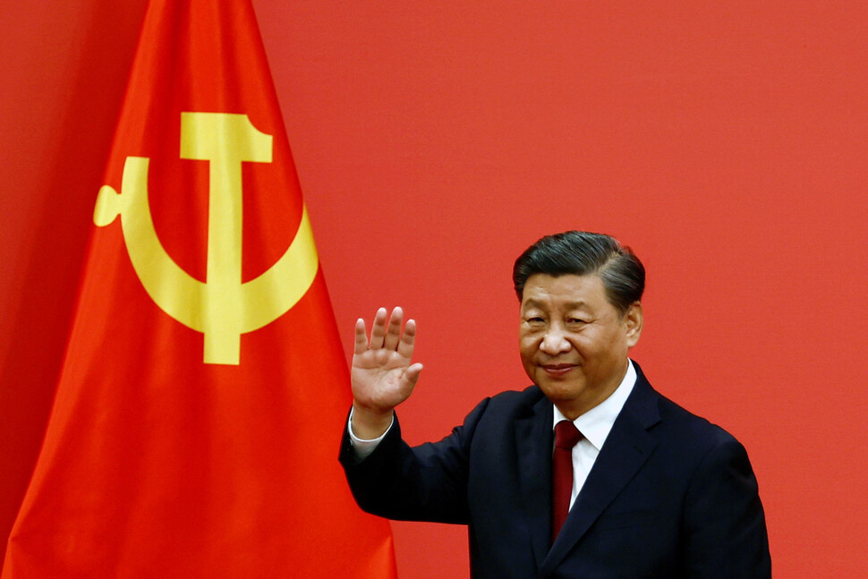 시진핑 주석이 2022년10월 중국 공산당 전국대표자대회에서 손을 흔들고 있다. 시 주석의 권력은 점점 강화되고 있다. REUTERS