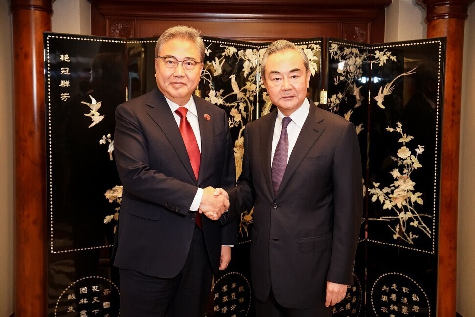 Foreign Minister Park Jin of South Korea shakes hands with Wang Yi, director of the Office of the Central Commission for Foreign Affairs and one of China’s top diplomats, during their talks on the sidelines of the ASEAN foreign ministers’ meeting in Jakarta, Indonesia, on July 14. (courtesy of MOFA)