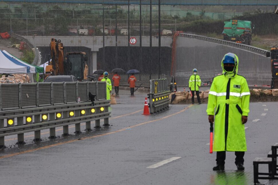 Search and recovery teams continued to work on the flooded Gungpyeong No. 2 Underpass in Osong, Cheongju, through rain on July 18. (Yonhap)