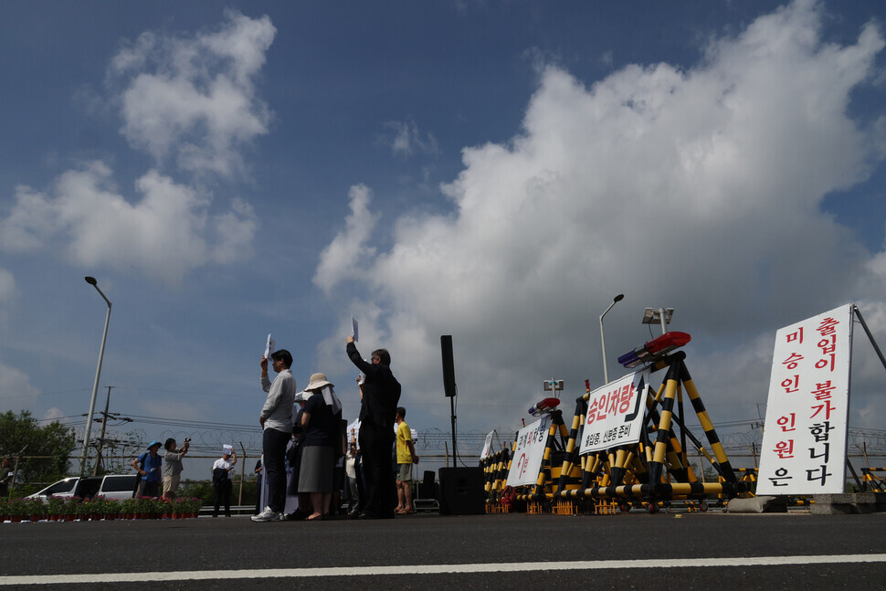 Representatives of civic groups from Korea and across the world take part in a press conference calling for peace on the Korean Peninsula on July 27, the 70th anniversary of the armistice that paused the fighting of the Korean War, in front of the barricade on Unification Bridge. (Kim Hye-yun/The Hankyoreh)