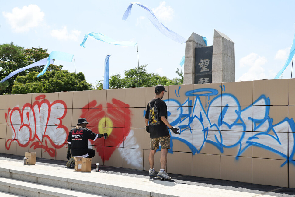 Leodav, a graffiti artist, makes art on the theme of peace at the Mangbaedan memorial in Paju’s Imjingak on July 27, the 70th anniversary of the armistice that paused the fighting of the Korean War. (Kim Hye-yun/The Hankyoreh)