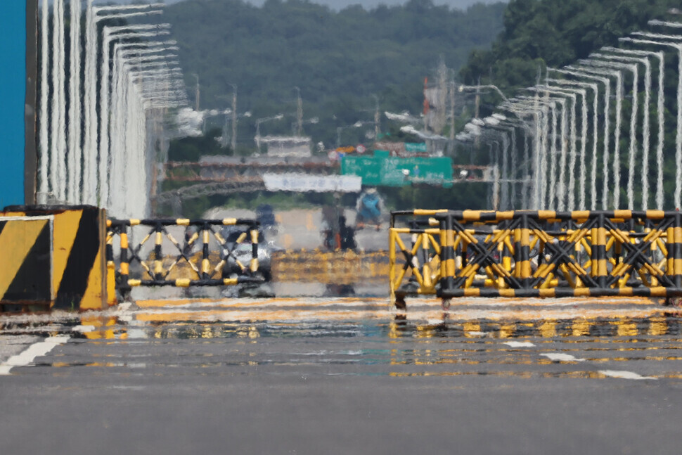 Sweltering heat causes mirages on Unification Bridge in Paju on July 27. (Kim Hye-yun/The Hankyoreh)