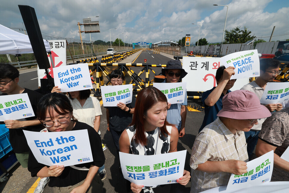 Representatives of civic groups from Korea and across the world take part in a press conference calling for peace on the Korean Peninsula on July 27, the 70th anniversary of the armistice that paused the fighting of the Korean War. (Kim Hye-yun/The Hankyoreh)